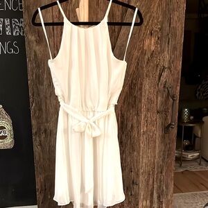 I.N. San Francisco M White Pleated Tie Front Mini Dress. Keyhole closure.Lined
